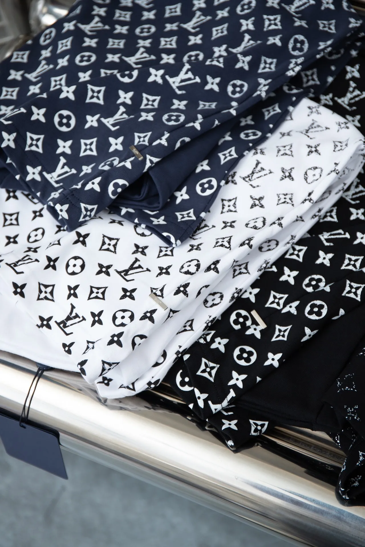 🅿️180 High-quality Lv 2025 early spring new style, MONOGRAM presbyopic gradient short-sleeved T-shirt, which uses digital printing technology to render pixel light and shadow for the Monogram gradient pattern. Its silk-screen texture and knitting effect complement each other, and the logo hardware is customized on the side. Synchronized with the official website, pure cotton fabrics at the counter! Comfortable against the skin, durable and easy to wear, meticulous original craftsmanship, custom-made 260g vat-dyed fabric, very comfortable to the touch, latest brick cabinet synchronization, OS off-shoulder version, fashionable and individual, super versatile and good-looking, very suitable for both men and women, must-have style, hang tag, collar label, washed wheat, complete with three labels S M L XL